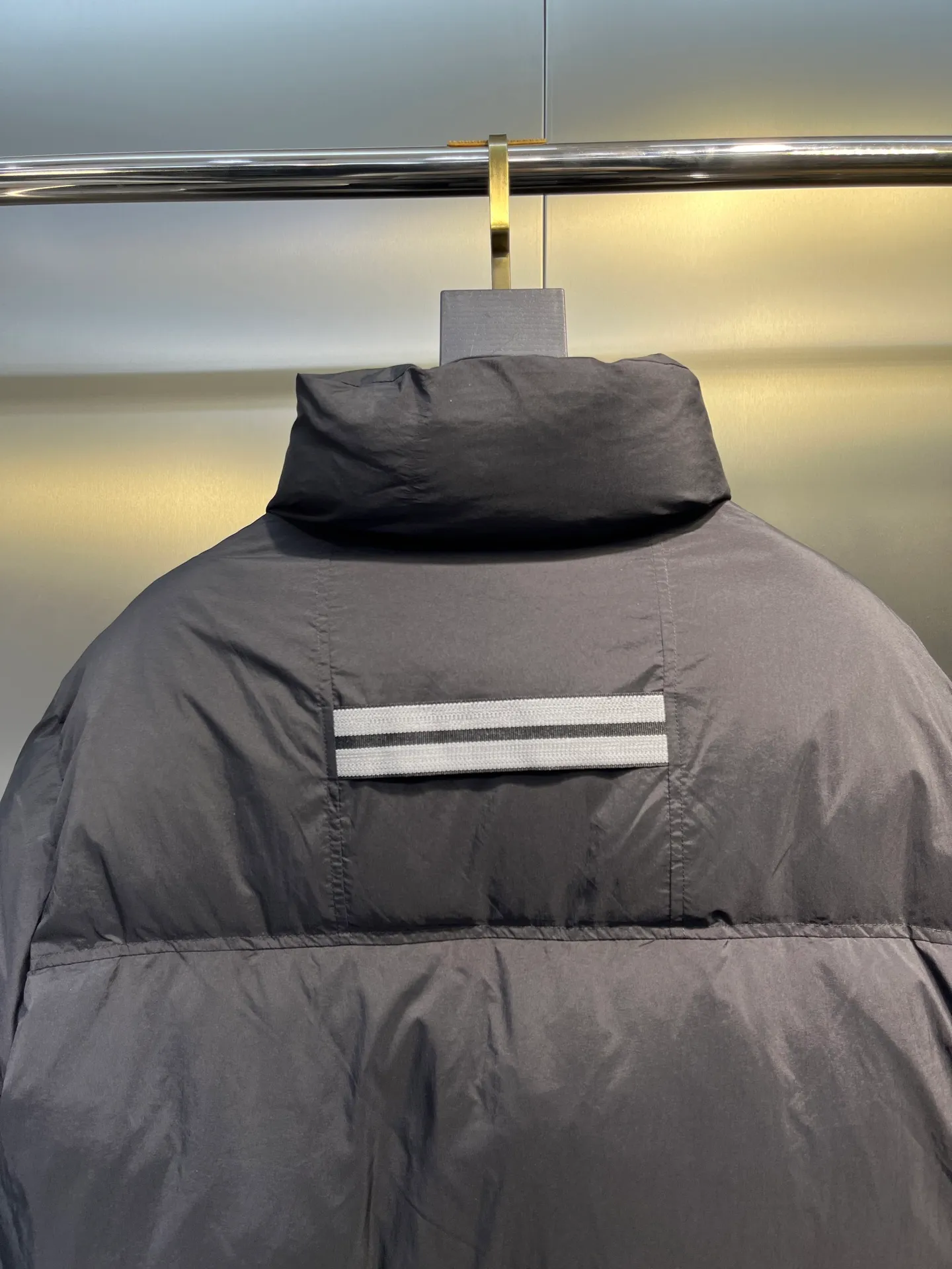 P800 Canada gooes】Large Goose Sleeve Stand Collar Down Jacket The Lawrence Down Jacket provides essential protection for everyday adventures. Delicately soft fabric, this is a water-repellent fabric that is soft to the touch yet durable. Filled with extremely fluffy white duck down. This piece has a quilted body and structured down. Padded collar and reflective double-stripe grip tape. Extended hem and tucked-in inner rib-knit cuffs.  Size: XS-2XL